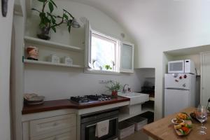 een keuken met een fornuis en een witte koelkast bij Suite San Giuseppe in Nardò