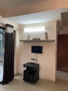 TV a/nebo společenská místnost v ubytování Samruddhi S1 homestay garden villa or S3