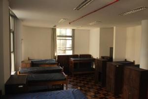 um quarto vazio com várias camas e uma janela em Casa do Estudante Universitário do Paraná em Curitiba