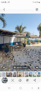 vistas a un patio con mesa y sombrillas en #1 princess self catering apartments, 230mt to senegambia business strip., en Kololi