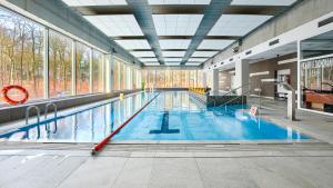 a large swimming pool in a large building at Apartamenty Sun & Snow AQUAMARINA Onyx in Międzyzdroje