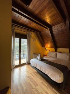 una camera con due letti e una grande finestra di Hotel Saueth a Tredós