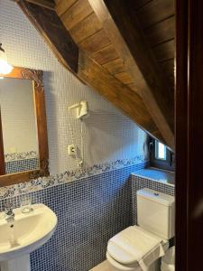 un bagno con un water e un lavandino di Hotel Saueth a Tredós