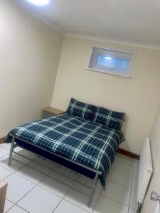 Tempat tidur dalam kamar di Beautiful 3-Bed Bungalow in Bawtry Doncaster