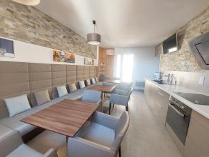 Le Mas的住宿－Gîte Bistrot，一间带桌椅的用餐室和一间厨房
