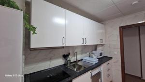 Kuchyň nebo kuchyňský kout v ubytování Piso Grande Amplio para grandes grupos 4 Dormitorios 2 baños,Asc 4AC y WIFI