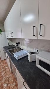 Kuchyň nebo kuchyňský kout v ubytování Piso Grande Amplio para grandes grupos 4 Dormitorios 2 baños,Asc 4AC y WIFI