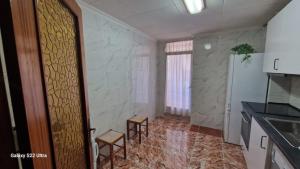 Kuchyň nebo kuchyňský kout v ubytování Piso Grande Amplio para grandes grupos 4 Dormitorios 2 baños,Asc 4AC y WIFI