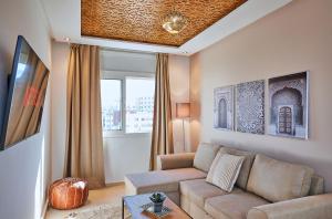 uma sala de estar com um sofá e uma mesa em Stayhere Rabat - Hassan - Authentic Residence em Rabat