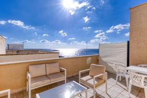a balcony with chairs and a view of the ocean at Camere con vista mare a 30 m dal mare in Torre San Giovanni Ugento