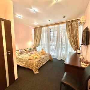 Postel nebo postele na pokoji v ubytování Kizhi ART Hotel Kharkiv