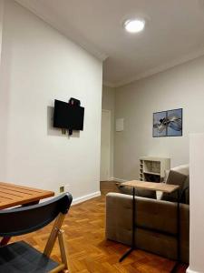 Una televisión o centro de entretenimiento en COPACABANA Posto 5 MARAVILHA