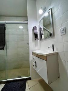 y baño con ducha, lavabo y espejo. en COPACABANA Posto 5 MARAVILHA en Río de Janeiro