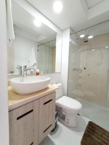 y baño con lavabo, aseo y ducha. en Apartamentos en Club Residencial con Piscina, en Ibagué