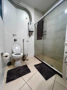 y baño con ducha y aseo con alfombras. en COPACABANA Posto 5 MARAVILHA en Río de Janeiro
