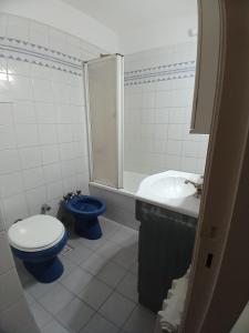 bagno con servizi igienici blu e lavandino di 2 amb Maral 48 Mar del Plata a Mar del Plata