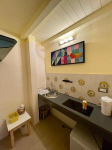 łazienka z umywalką i obrazem na ścianie w obiekcie 4 Balconi rooms- Dimora Arditi B&B w mieście Lecce +37 zdjęć