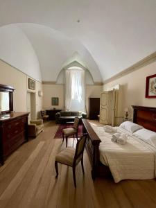 sypialnia z łóżkiem, stołem i krzesłami w obiekcie 4 Balconi rooms- Dimora Arditi B&B w mieście Lecce