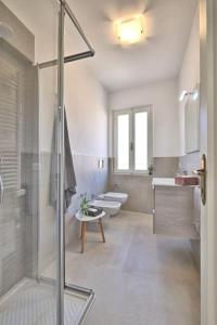 a bathroom with two sinks and a shower and two toilets at Appartamento Orizzonte - Rebomaholidays in Tignale