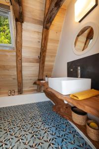 La salle de bains est pourvue d'une baignoire et d'un lavabo. dans l'établissement La maison de Ganil, à Saint-Cirq-Lapopie
