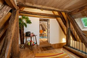 an attic room with wooden beams at La maison de Ganil in Saint-Cirq-Lapopie
