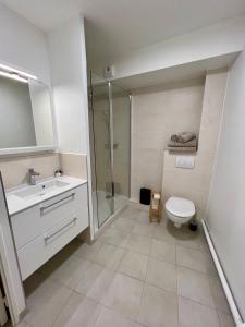 La Résidence Alpha Viroflay 002 - 1 chambre - 4 pers في فيروفلاي: حمام مع دش ومرحاض ومغسلة