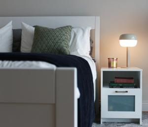 una camera da letto con un letto e un comodino con una lampada di The Hive - Luxury Ensuite Room - Full Privacy as only room on the top floor! a Dublino