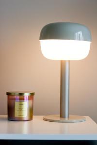 una lámpara y un recipiente sobre una mesa en Luxury Ensuite Room - With Full Privacy as only room on the top floor!, en Dublín