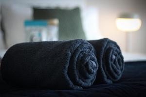 una pila de toallas sentadas encima de un sofá en Luxury Ensuite Room - With Full Privacy as only room on the top floor!, en Dublín