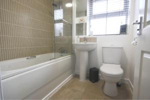 Gallery image of Double Room with Parking, Kitchen, TV, Wi-Fi & Desk in Modern Townhouse, Long Eaton - Perfect for Contractors, Pilots, Business Travellers & more in Long Eaton