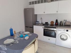 Kuchyň nebo kuchyňský kout v ubytování Superb Seaview Apartment Duquesa Port + 6 fotografií