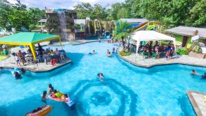 un grupo de personas en una piscina en un parque acuático en Hotel Somagg, en La Maná