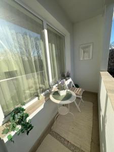 - un salon avec une table et une grande fenêtre dans l'établissement Relax apart Varna, à Varna