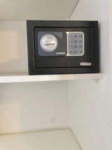 un microondas en un estante del baño en Apartamentos Alma Surire en Arica