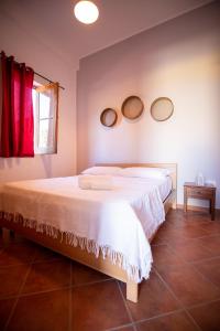een slaapkamer met een bed met twee spiegels aan de muur bij Omero in Tindari