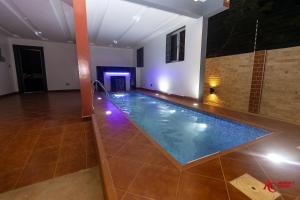 una piscina en una habitación con suelo de baldosas en Classy Studio Apartment, East Airport, en Accra