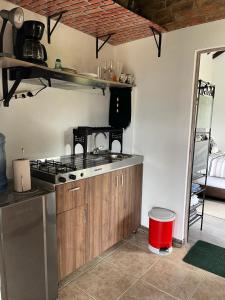 eine Küche mit einer Spüle und einem Herd Top-Backofen in der Unterkunft Zingara de la Montaña: Hermosa Casa en Zipaquira in Zipaquirá