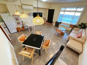een woonkamer met een tafel en stoelen bij 日子有光 SHINE Inn Day in Hengchun