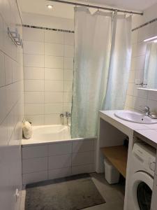 y baño con bañera y lavamanos. en Jolie maison individuelle dans l’extrême sud, en Monacia-d'Aullène
