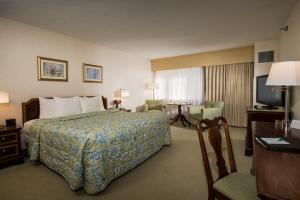 Habitación de hotel con cama y escritorio en Juniper Hill Inn, en Ogunquit