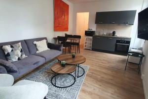 sala de estar con sofá y mesa en BEL Appartement Neuf Lumineux en Niza