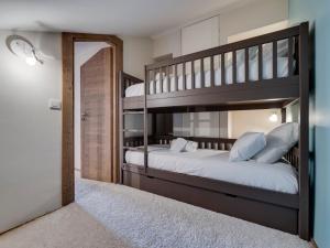 Säng eller sängar i ett rum på Appartement Val-d'Isère, 3 pièces, 4 personnes - FR-1-567-96