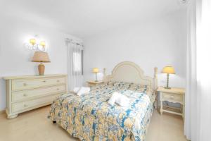 1 dormitorio con 1 cama y 2 mesitas de noche en Lussuosa Dimora Vista Mare con Piscina e Spiaggia a 300 MT, en Liscia di Vacca