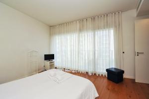 A bed or beds in a room at Sunny & Bright Amoreiras - Checkinhome