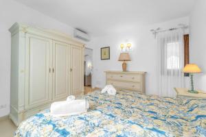1 dormitorio con 1 cama con 2 toallas en Lussuosa Dimora Vista Mare con Piscina e Spiaggia a 300 MT, en Liscia di Vacca