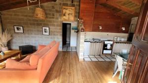 a living room with a couch and a kitchen at Casa en condominio in El Calafate