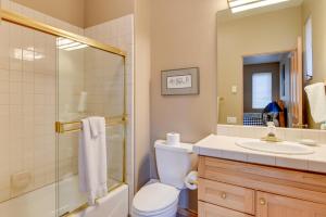 een badkamer met een toilet, een wastafel en een spiegel bij Family-Friendly Home about 2 Mi to River Run Day Lodge in Sun Valley