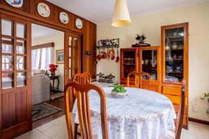 uma sala de jantar com mesa e cadeiras em Encantadora casa em Campos do Jordão MAJ083 em Campos do Jordão