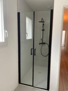 una cabina de ducha de cristal en una habitación con en Villa by Nesma, en Châtellerault