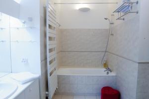 パリにあるDream Catcher 3Bdr Paris apartmentの白いバスルーム(バスタブ、シンク付)